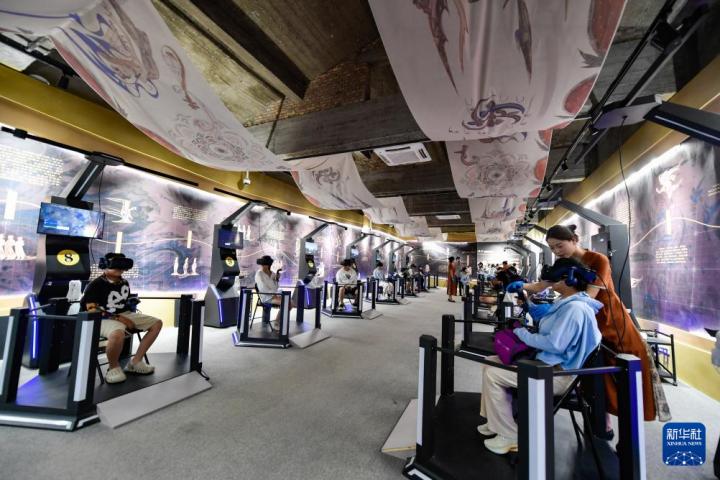 7月22日，游客線下體驗“尋境敦煌——數(shù)字敦煌沉浸展”。新華社記者 郎兵兵 攝</p>
<p>