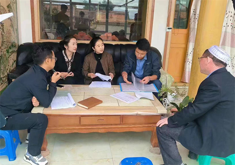 臨潭縣卓洛鄉(xiāng)紀委工作人員在下園子村農(nóng)戶家中了解在發(fā)放大病救助補助資金中是否存在落實不及時、不到位等作風(fēng)方面的問題。.jpg
