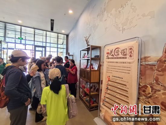 近日，玉門關(guān)遺址景區(qū)開啟了一場精彩紛呈的玉關(guān)詩詞挑戰(zhàn)賽，吸引眾多游人參與其中。玉門關(guān)遺址景區(qū)供圖