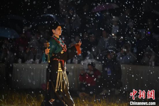 圖為2024年8月6日晚大賽現(xiàn)場模特進(jìn)行比賽。李亞龍 攝