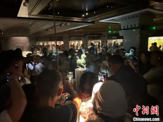 8月17日至23日，“濃濃民族情 兩岸一家親”臺灣同胞參訪團甘肅行交流活動在甘肅展開。圖為臺胞參觀甘肅省博物館。中新社記者 閆姣 攝