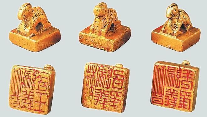 從左至右依次為“晉歸義羌侯”金印、“晉歸義氐王”金印、“魏歸義氐侯”金印