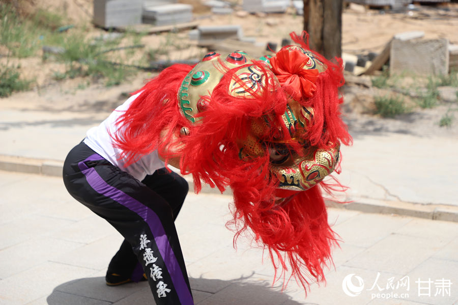 柴宗峰在桃林村展示蘭州北獅風(fēng)采。人民網(wǎng)記者 焦隆攝