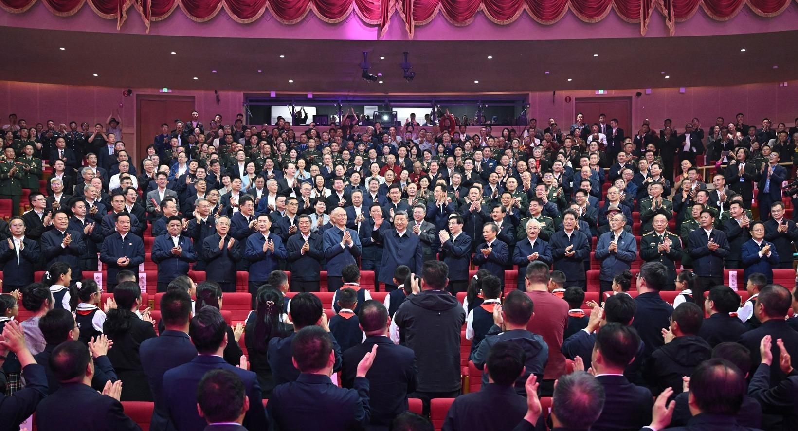 習(xí)近平觀看慶祝西藏自治區(qū)成立60周年文藝晚會(huì)《雪域歡歌》