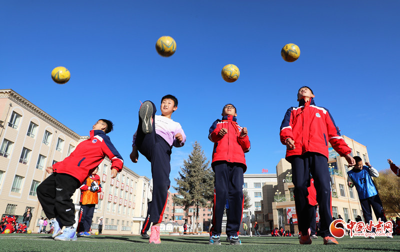 民樂(lè)洪水小學(xué)：綠茵場(chǎng)上足球熱